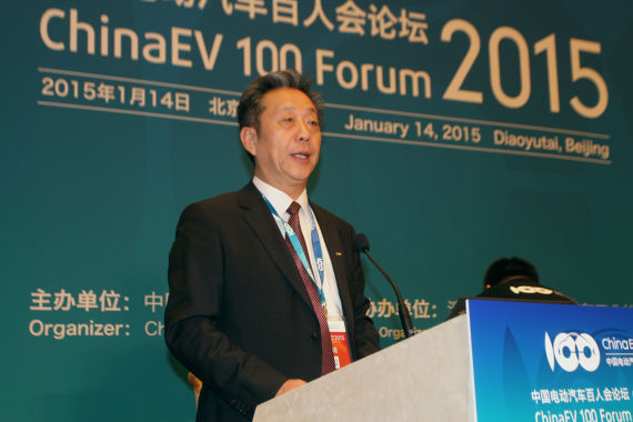 主持人：中国汽车工业协会常务副会长 董扬