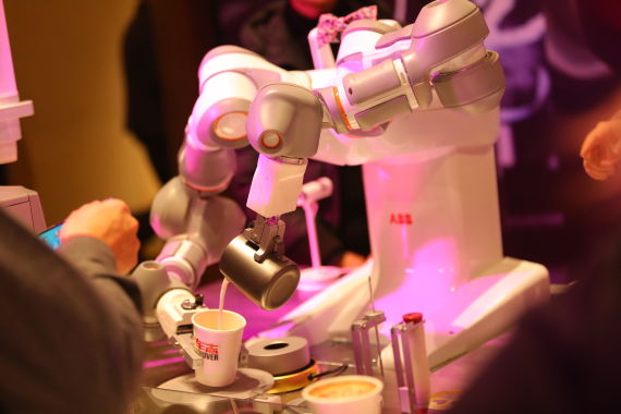 名车志CAFE的机器人服务员为嘉宾冲泡咖啡