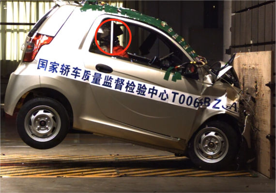 反弹后驾驶员及成员颈部严重后仰，座椅未能有效保护成员