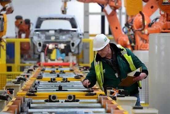 奇瑞捷豹路虎整车生产基，工程师正在进行相关调试