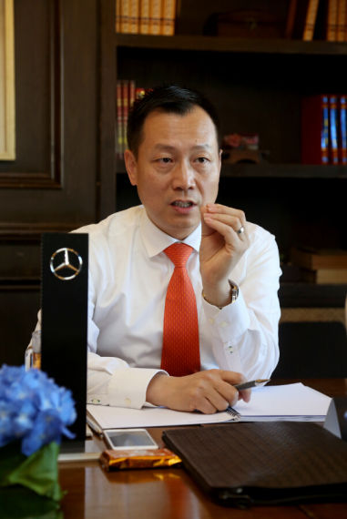 2、北京梅赛德斯-奔驰销售服务有限公司高级执行副总裁 李宏鹏先生