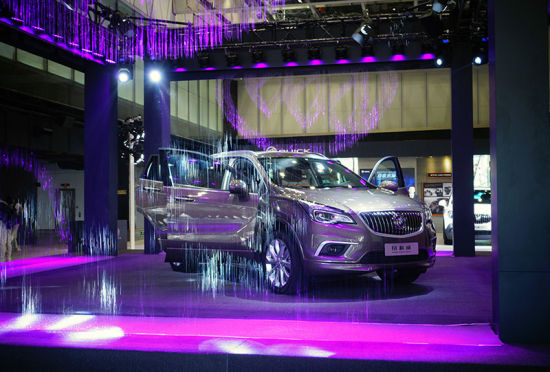 "印象水际"昂科威装置艺术亮相三里屯