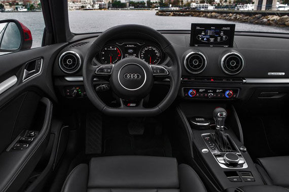 内饰方面，全新奥迪A3 45 TFSI车型全系标配运动座椅、带换挡拨片的三幅运动型方向盘.