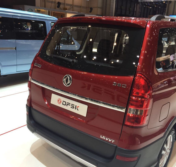 日内瓦车展展台上的东风小康风光360车尾