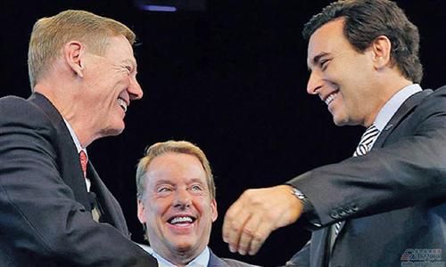 福特前CEO穆拉利（左）和现任CEO菲尔茨（右）