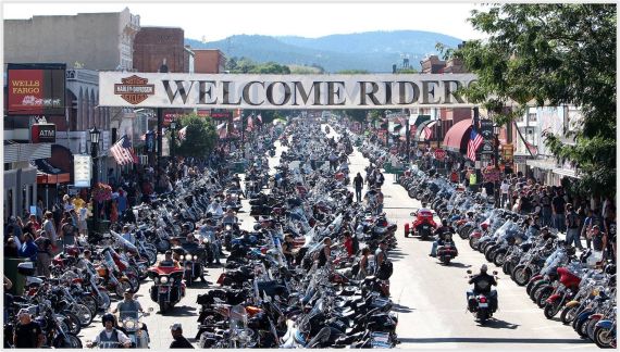 每年超过50万人从世界各地汇聚在南达科他州总统山脚下的这个小镇