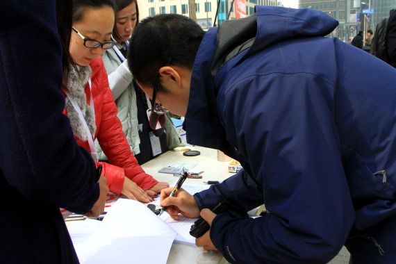 试驾者进行登记