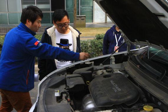 新浪汽车编辑为试驾者讲解车辆情况