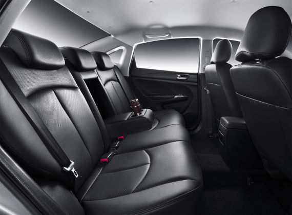 2015款海马M3黑色内饰