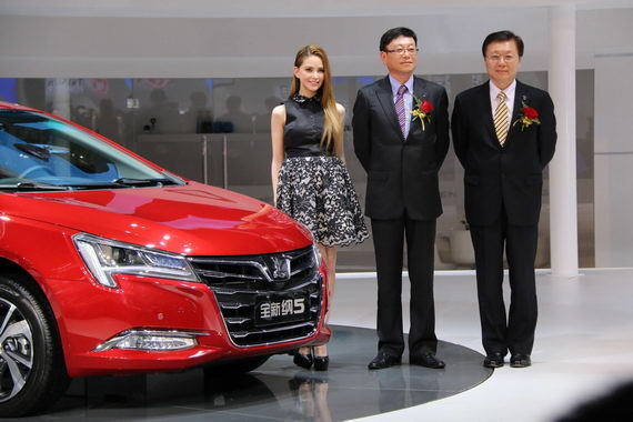 昆凌现身纳智捷展台