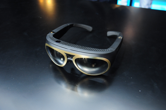 外形类似于雷朋的经典复古太阳镜