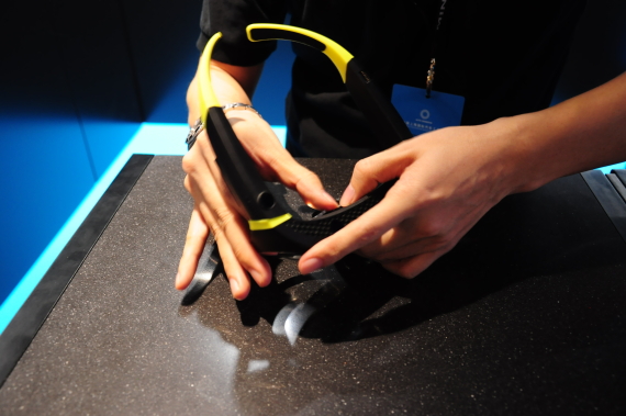 首先要调整眼镜的舒适度