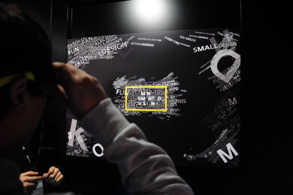 体验者需要在图板上矫正视距