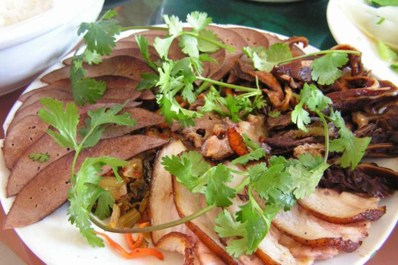 火烧猪肉是大理、洱源等地区白族人民杀猪吃肉