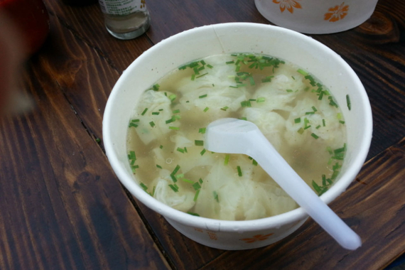 陆氏小馄饨主要的特点是皮薄