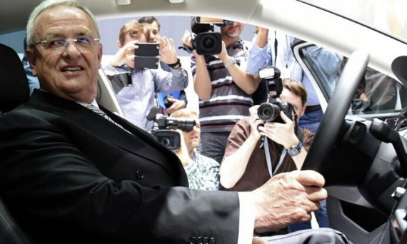 文德恩在会前试乘汽车