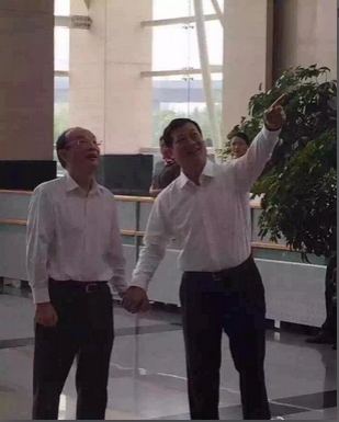 东风员工送别徐平现场 竺延风与徐平合影