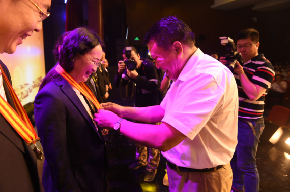 北汽集团董事长徐和谊为劳模颁奖