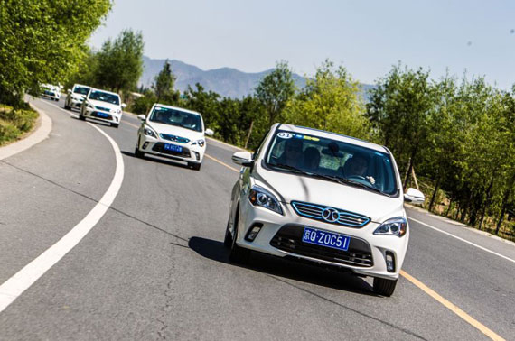 由北汽EV200组成的卫蓝车队挑战530公里长途旅程