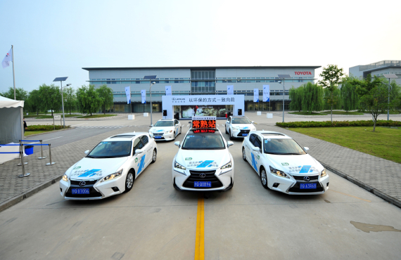 雷克萨斯全混动陪跑车队