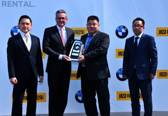  华晨宝马汽车有限公司大客户与二手车业务销售部副总裁马涵德先生向神州租车副总裁郭新先生交付钥匙