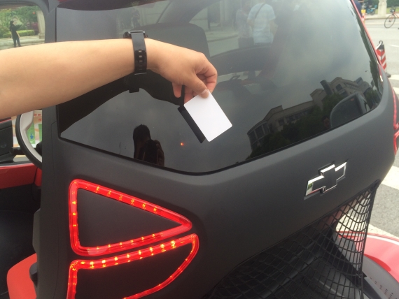 车尾后窗处的红点是感应器 可通过刷卡方式实现开启车门、计费和启动车辆。