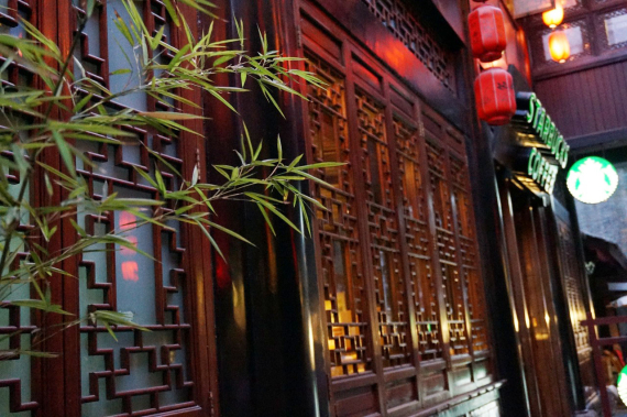 锦里中的星巴克，都是一样的味道