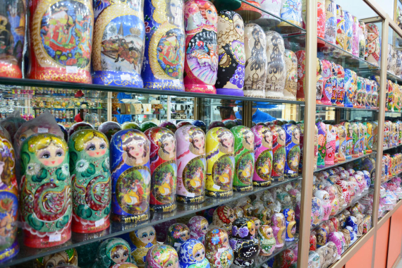 店铺里琳琅满目的套娃