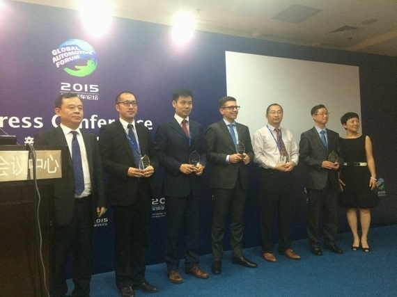 颁奖嘉宾与获奖车企代表合影留念