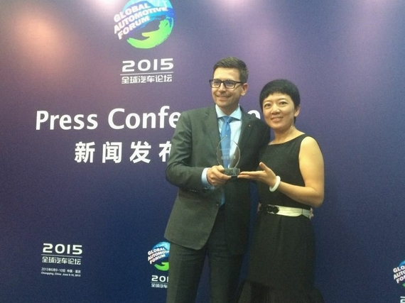 第一车网CEO马晓威为获奖车型的车企代表颁奖