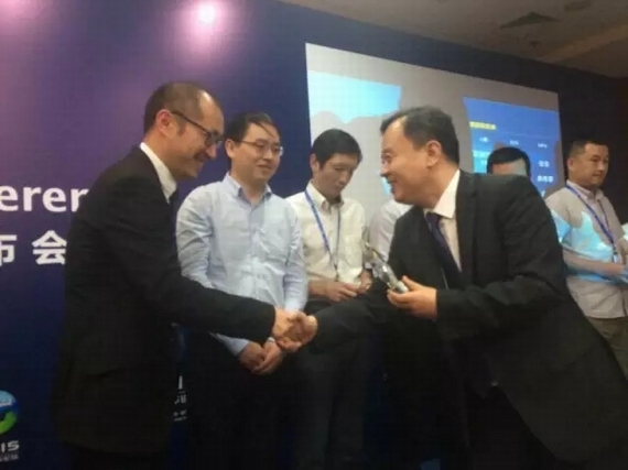 中国贸易促进委员会汽车行业分会会长王侠为获奖车型的车企代表颁奖