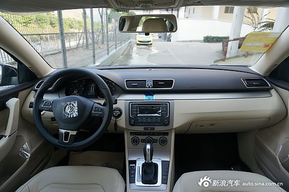 2015款一汽大众迈腾到店实拍