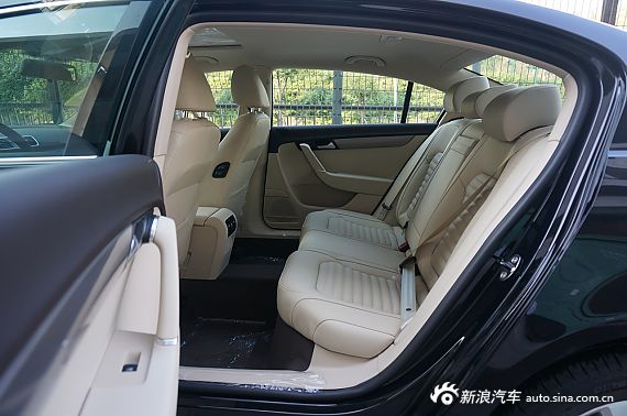 2015款一汽大众迈腾到店实拍