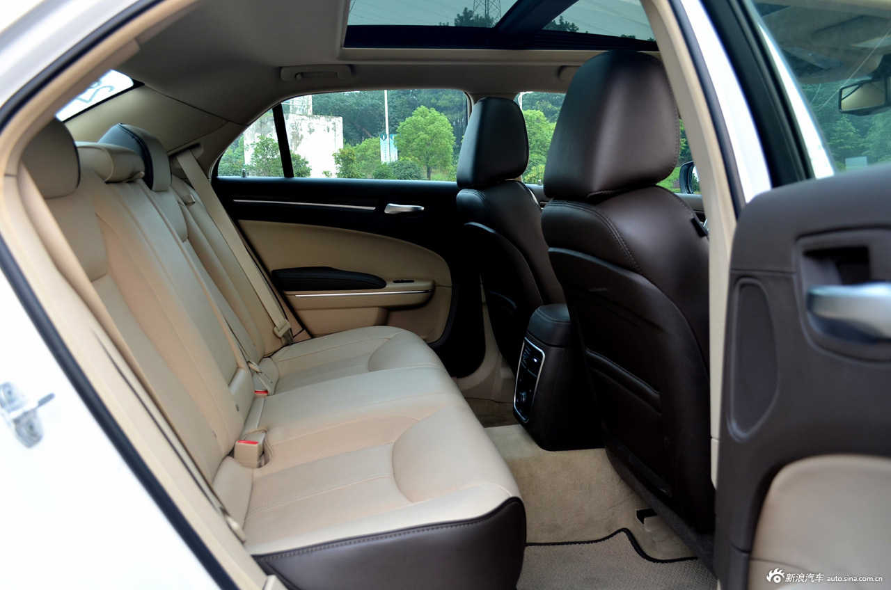 2012款克莱斯勒300c自动豪华版_克莱斯勒300c空间图片19589083_汽车