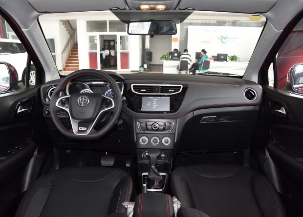 中控配大屏 曝新款华晨中华V3内饰谍照 