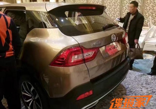 中控配大屏 曝新款华晨中华V3内饰谍照 