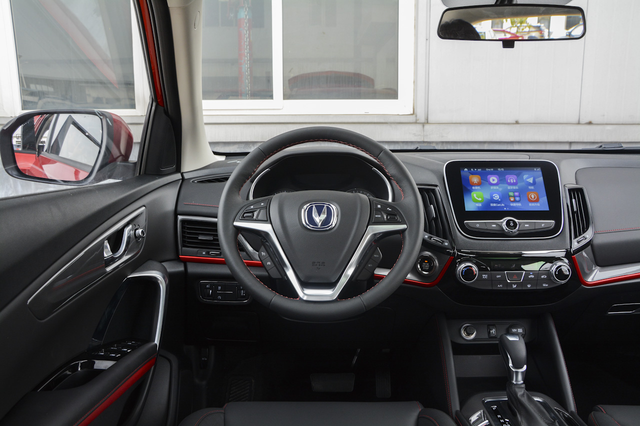 2017款长安cs55 1.5t自动炫色型