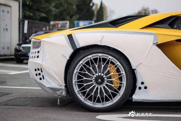 Aventador S低伪装实车曝光
