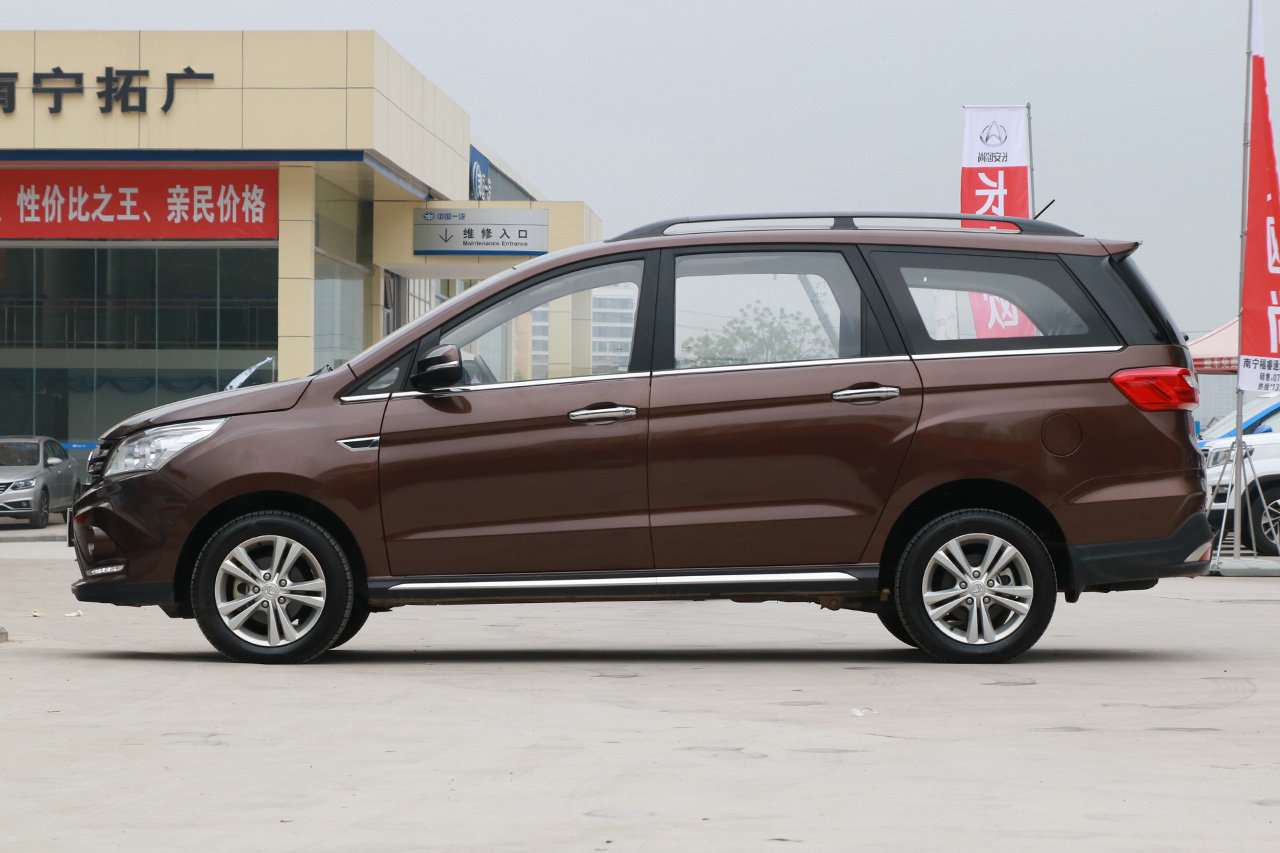 2016款北汽幻速h3f 1.5l手动豪华型7座