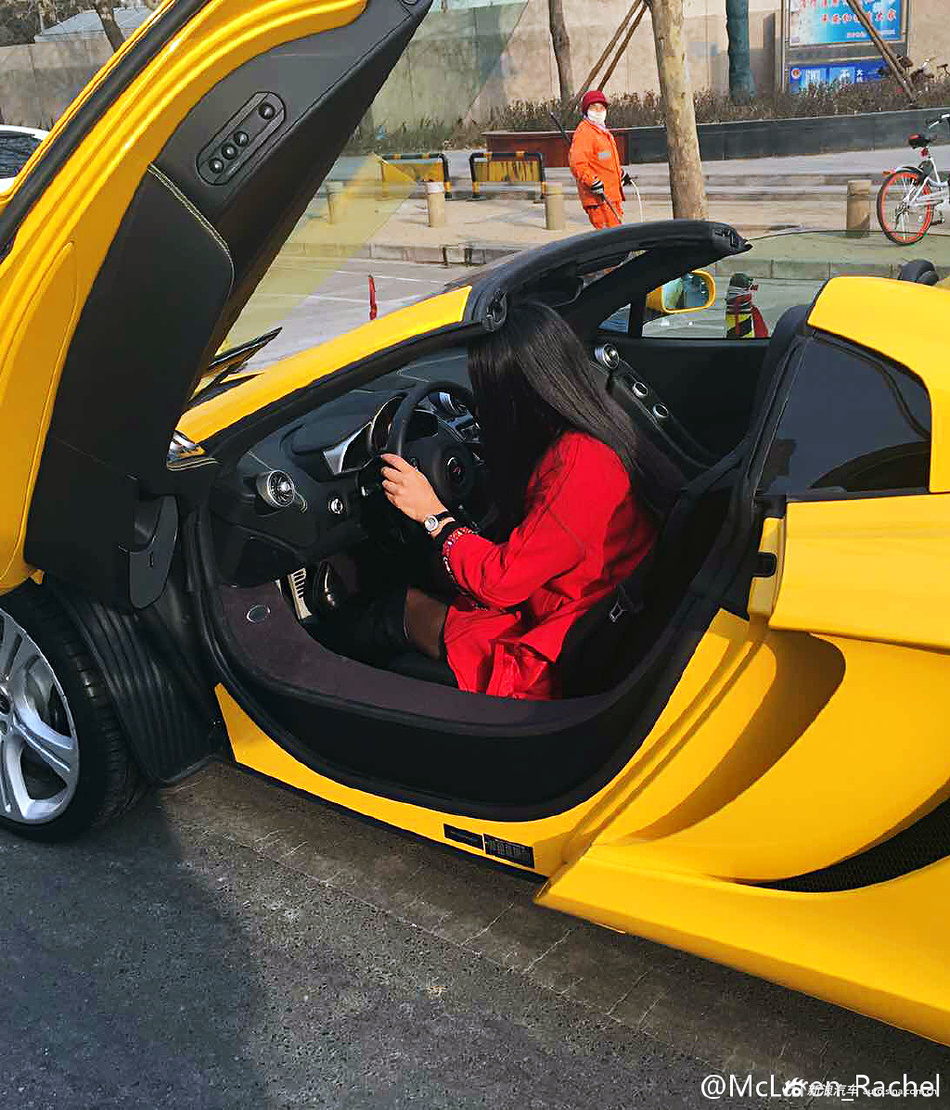美女亲自试驾最便宜的迈凯伦 只需一个月工资