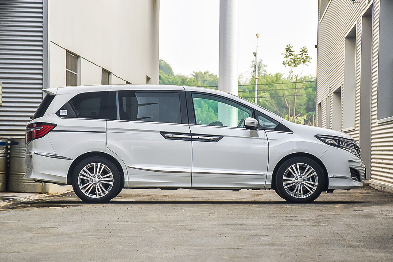 艾力绅第二排如何调节前后