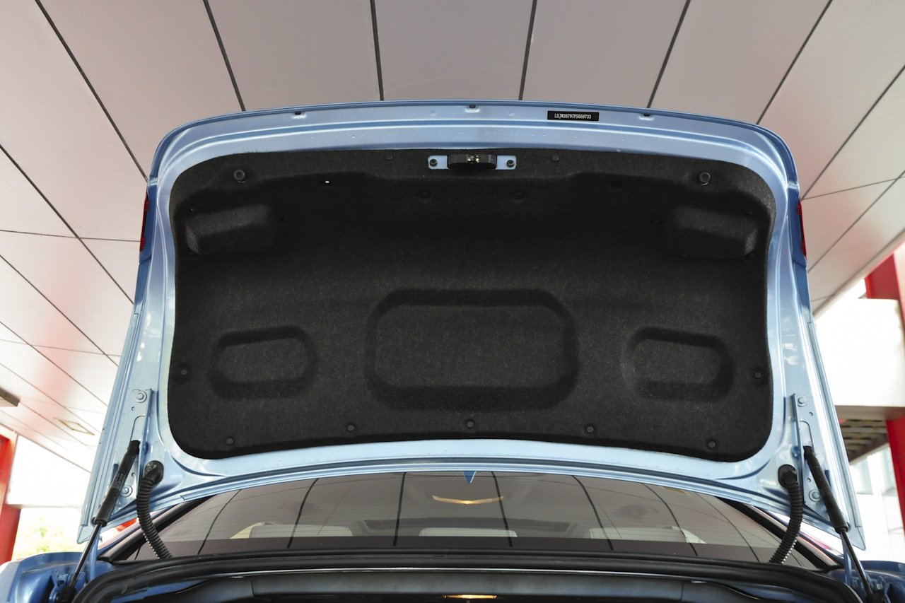 【荣威e550空间图片】荣威e550空间高清实拍图 -新浪汽车