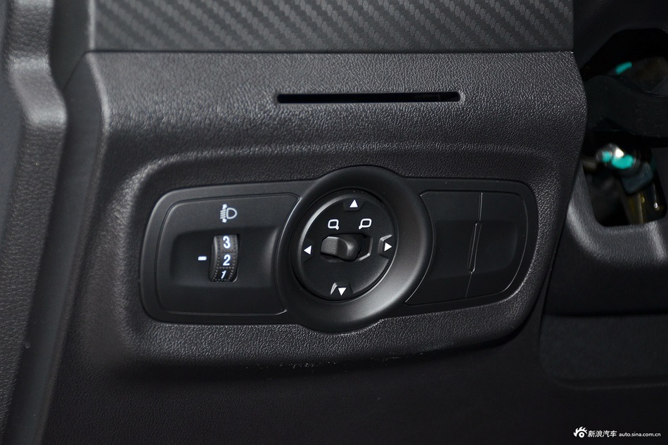 2017款瑞虎3X 1.5L手动版I 白色