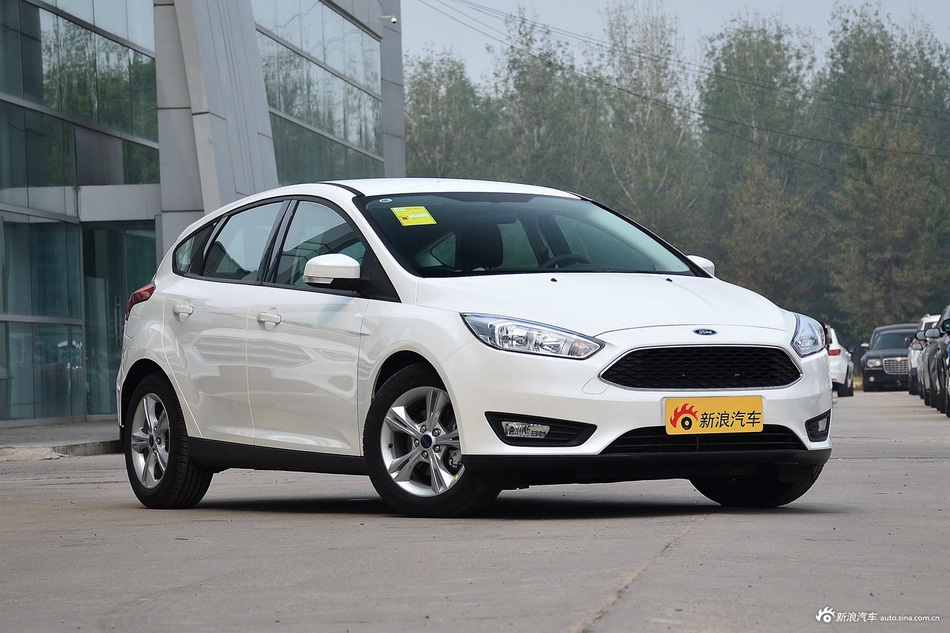 2017款福克斯两厢1.6L自动舒适型智行版 珠光白