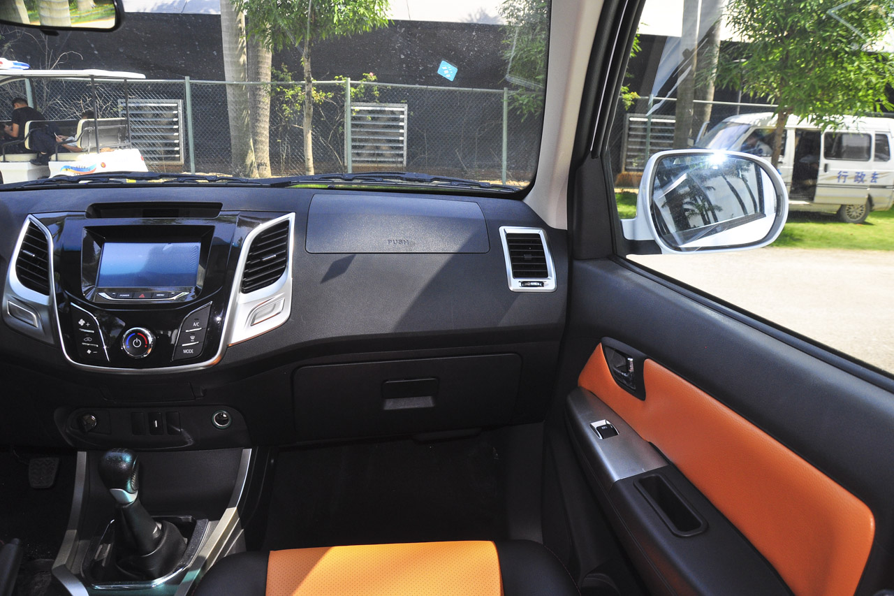 2015款黄海n2 2.8t手动四驱柴油运动版je493zlq4cb