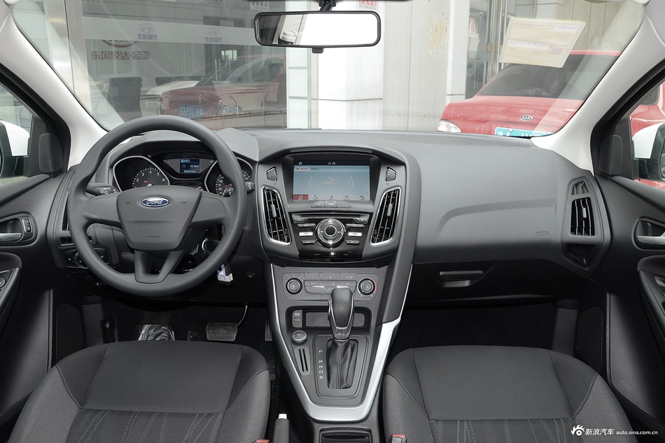 2017款福克斯两厢1.6L自动舒适型智行版 珠光白