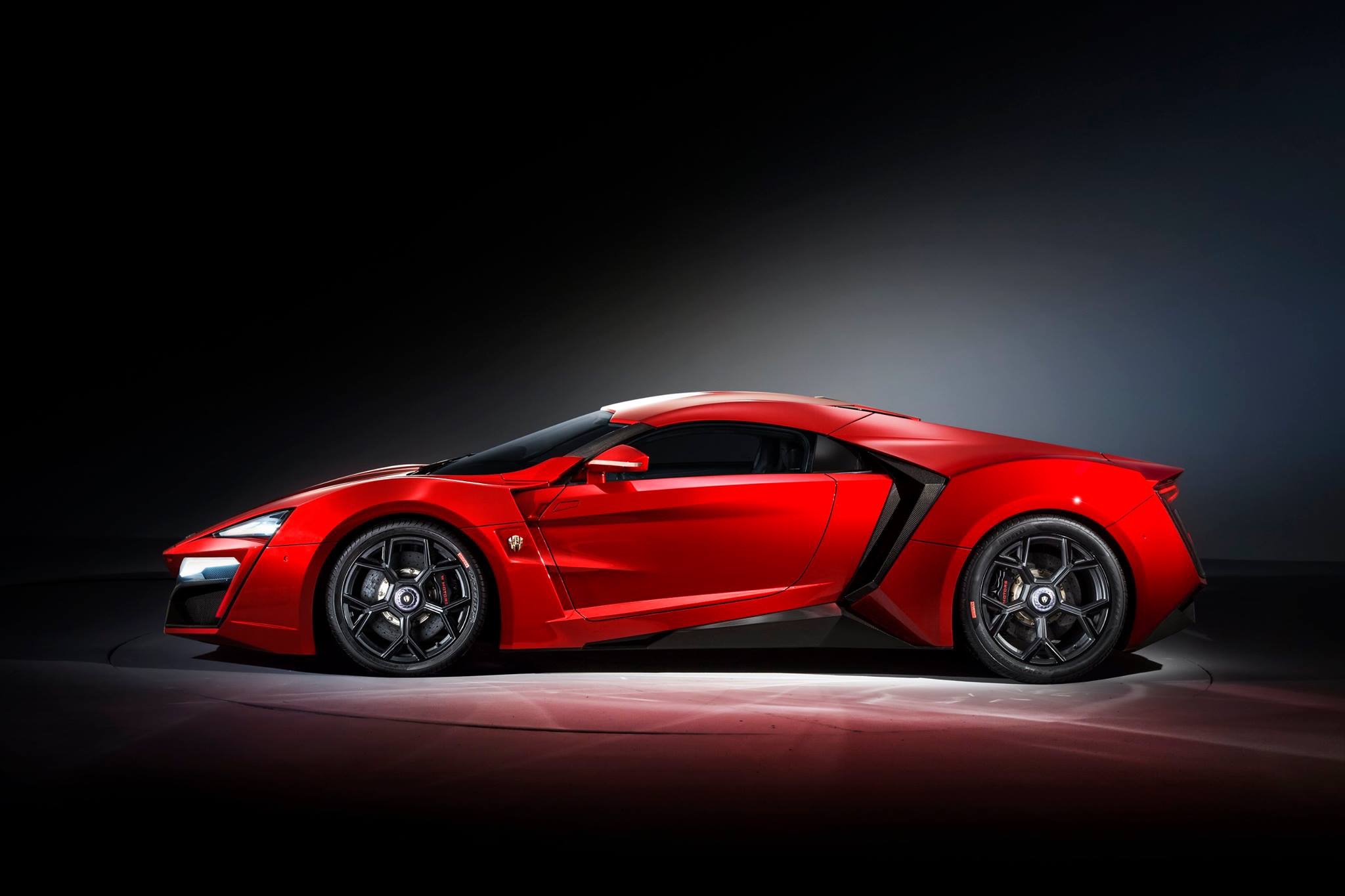 来自中东的顶级超跑,速度与激情七中飞越大楼的莱肯跑车