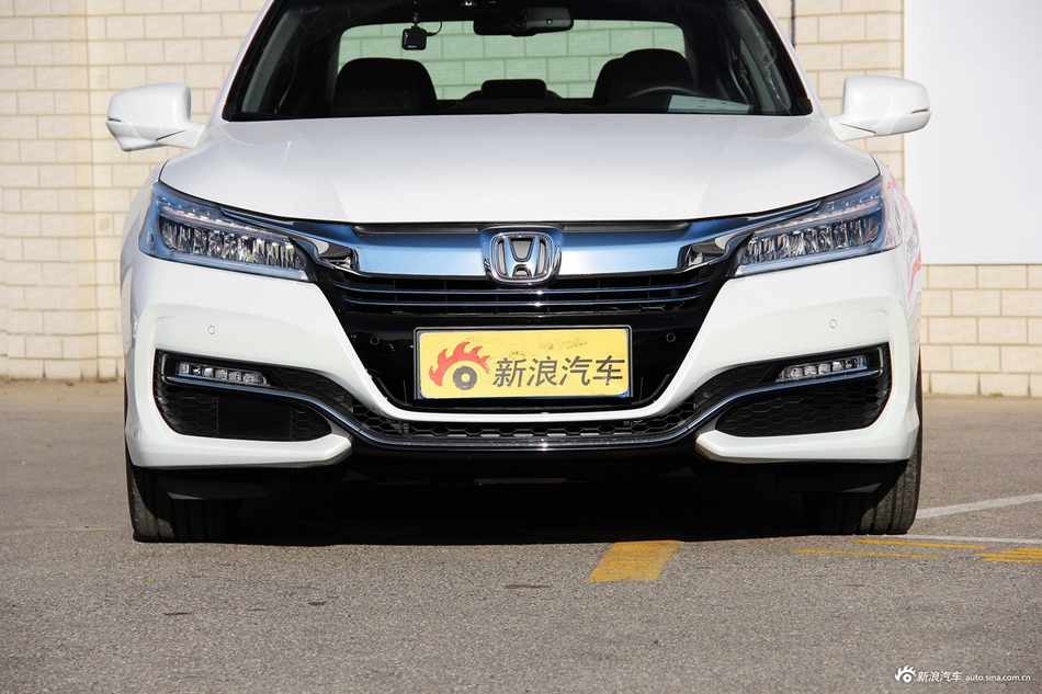 2016款雅阁混动2.0L自动锐尊版 白色