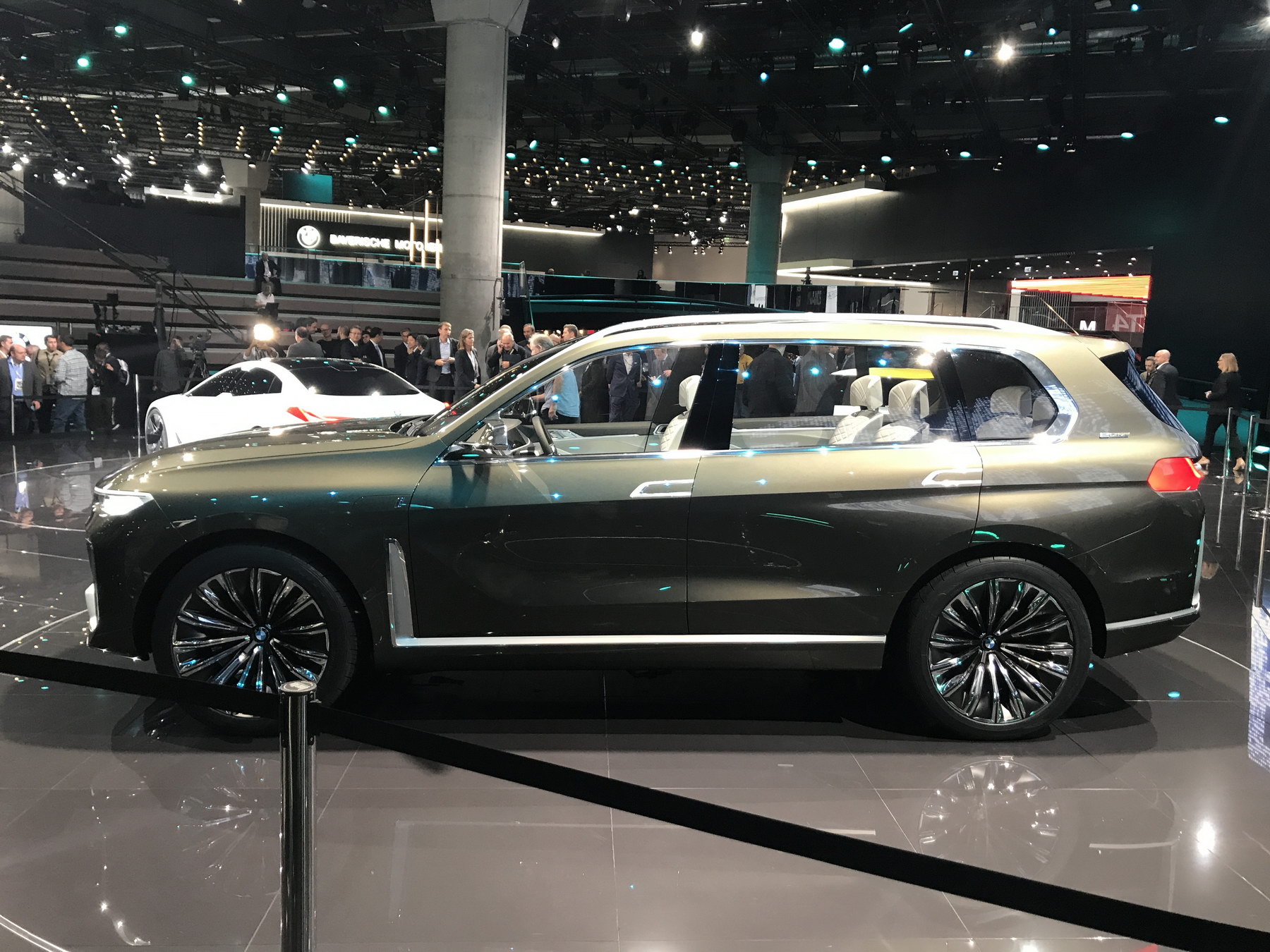 法兰克福车展 宝马x7概念车亮相 采用七座设计