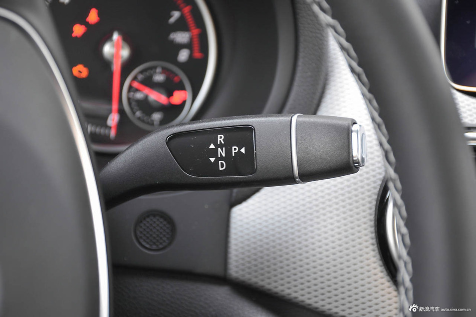 奔驰经典的怀挡设计.传动方面,新车匹配7速双离合变速箱.